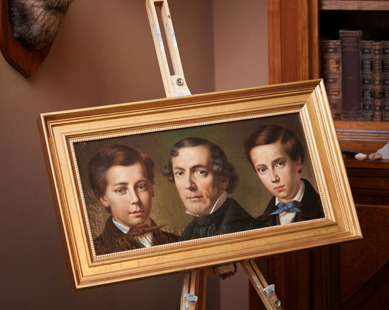 Edini ohranjeni portret Kometrovih, sinova Hans (levo) in Jurij Artur (desno) z očetom Janezom Krstnikom, ki je prvi pridobil baronski naziv.