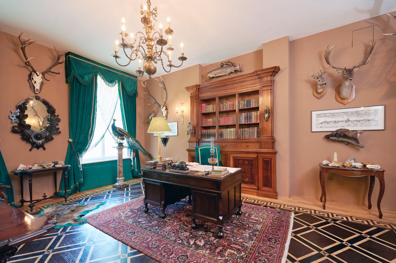 Danes je dvorec Bukovje tudi muzej z različnimi sobami kot je na primer delovni kabinet Hansa Kometra.