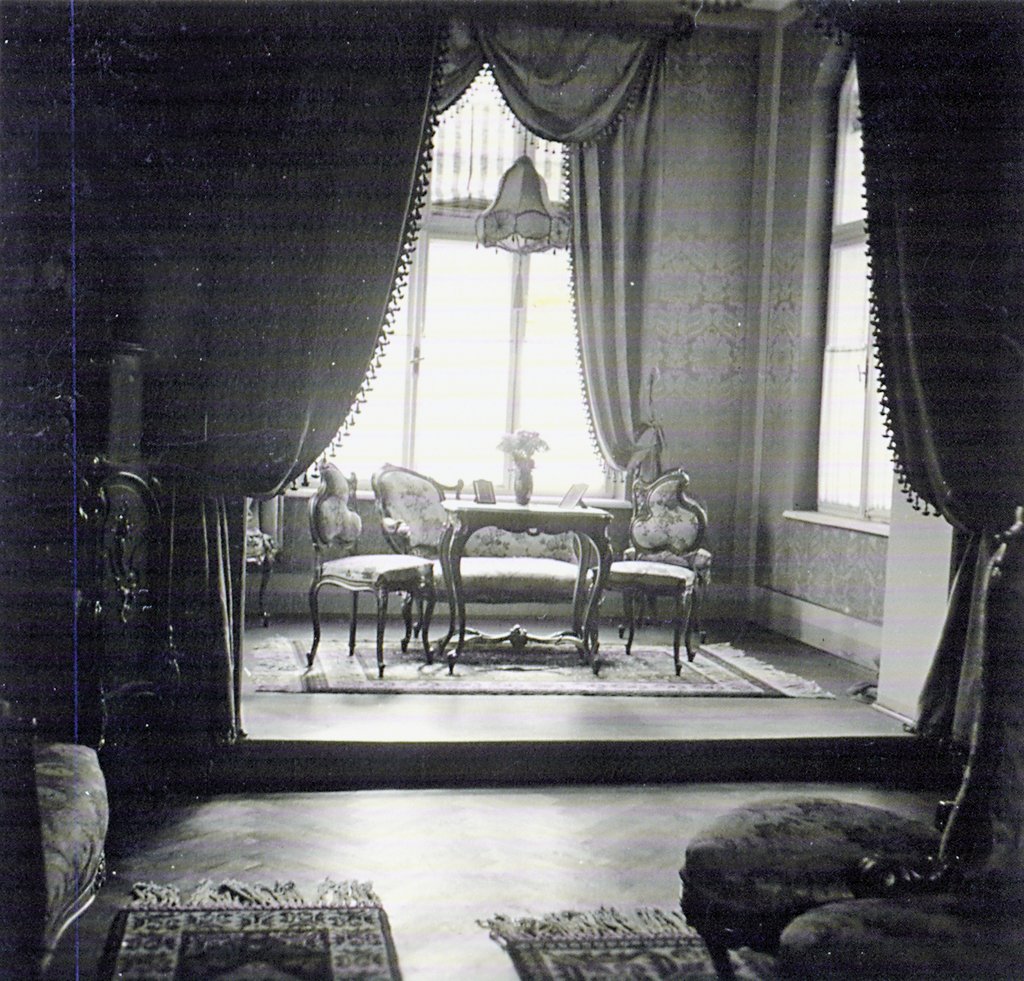 Salonski kotiček iz časov Hansa Kometra. Vse to pohištvo je 
moralo biti pri obnovi skrbno nadomeščeno z replikami ali avtentičnimi 
nadomestki.