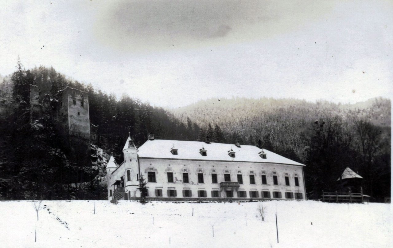 Dvorec je propadal skoraj 100 let, vse od bankrota Kometrovih, še bolj pa v času, ko je v njem stanovala jugoslovanska vojska. 