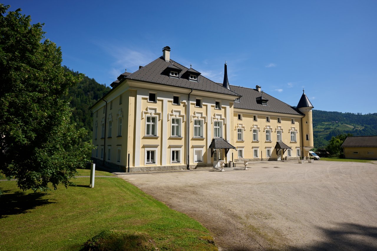 Dravograd je uspel v 15 letih po prevzemu od Ministrstva za obrambo RS  izjemno lepo obnoviti in očuvati Kometrovo dediščino, dvorec Pukštajn (ali Bukovje) pa je zagotovo eden najlepših tovrstnih objektov pri nas.