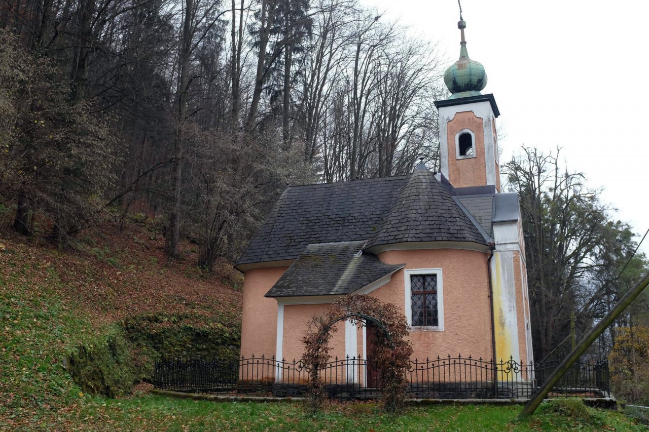 Žal kapelica ni živela mirno. 
V letih 1967/68 so jo roparji temeljito izropali. Oltarji in večina notranje opreme so izginili, dragocenosti pa so končale na črnem trgu. Ohranili so se le deli kovinskih krst, fragmenti nagrobnih plošč in nekaj liturgičnih predmetov, ki jih danes hranijo muzeji.