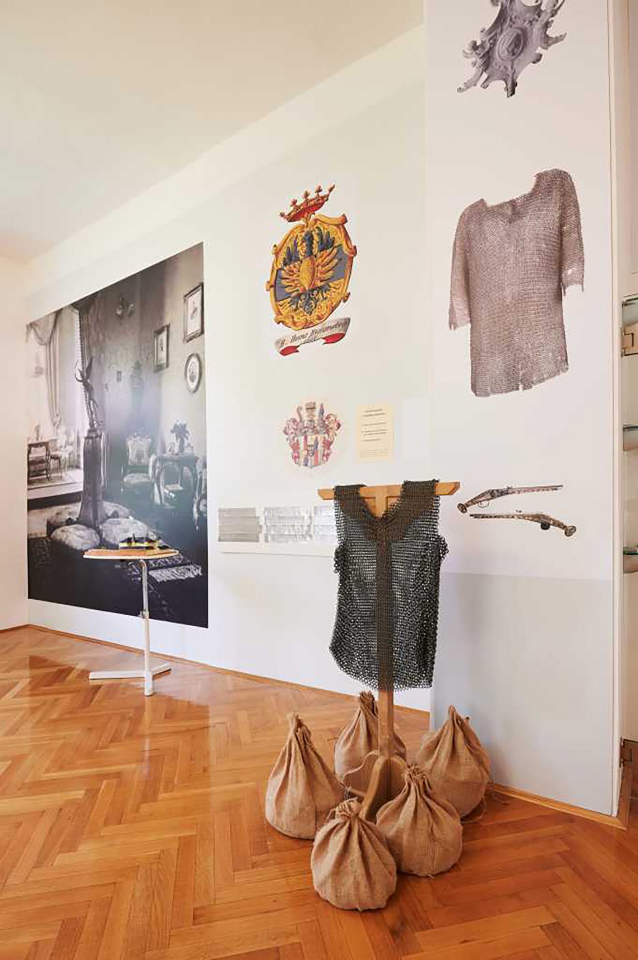 Razstava o Kometrih v dvorcu Bukovje, na steni pridobljeni barnoski grb in železna srajca, ki jo v originalu hrani Narodni muzej. 