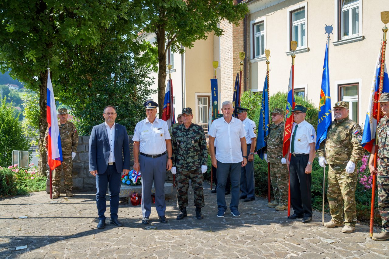 Polaganje cvetja k spomenikom ob Občinskem prazniku Občine Dravograd