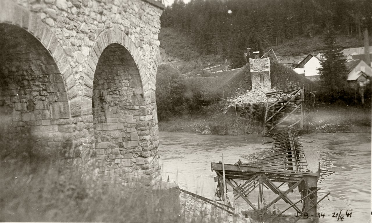 7. aprila 1941 je bil most popolnoma porušen. Potrebovali so več kot eno leto, da so zgradili novega. 