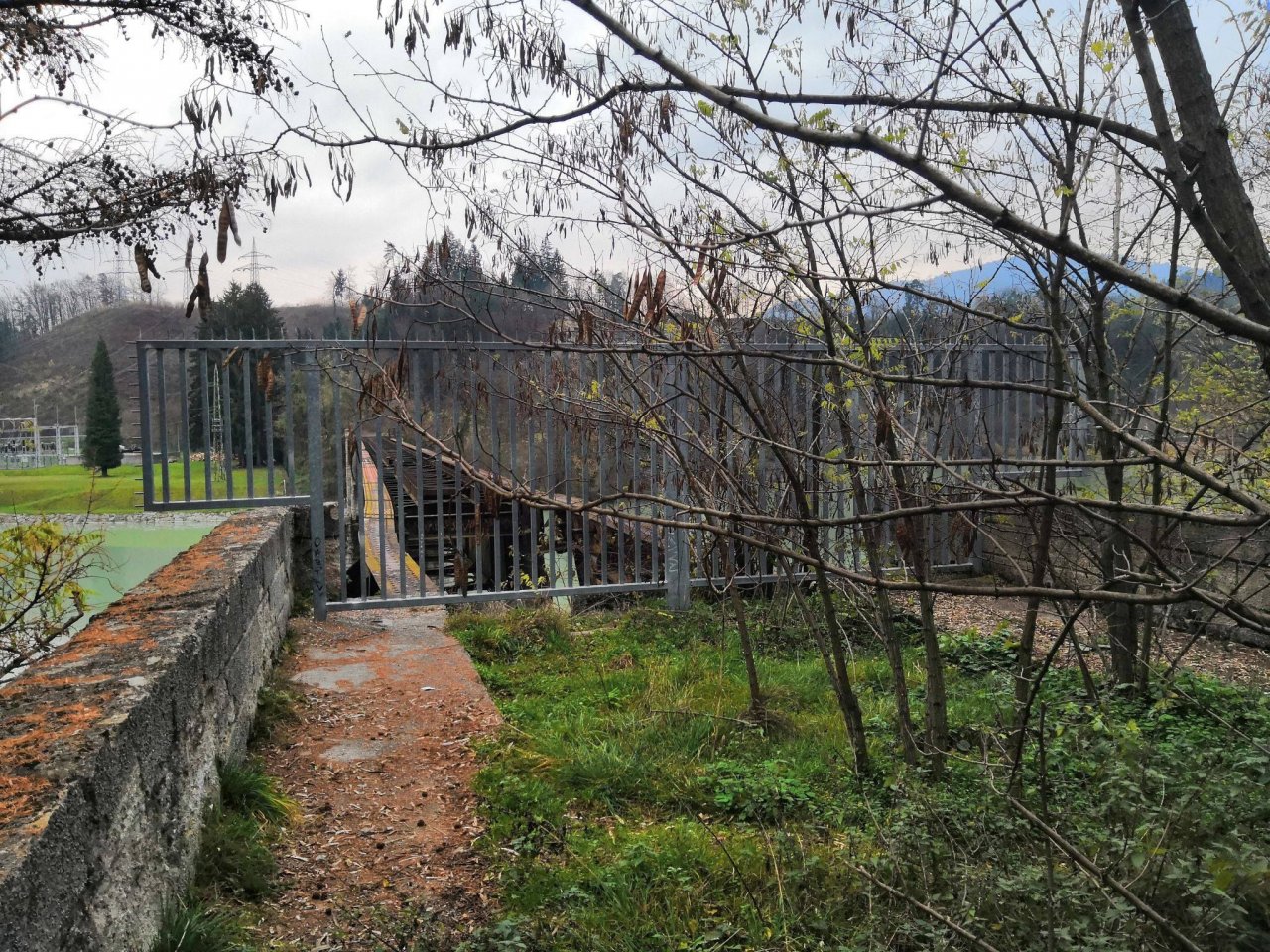 Dostop na most danes ni več mogoč. Po številnih nesrečah so obe strani zaprli z ograjo, ki pa verjetno najbolj predrznih, kot slišim, ne zadrži. 
