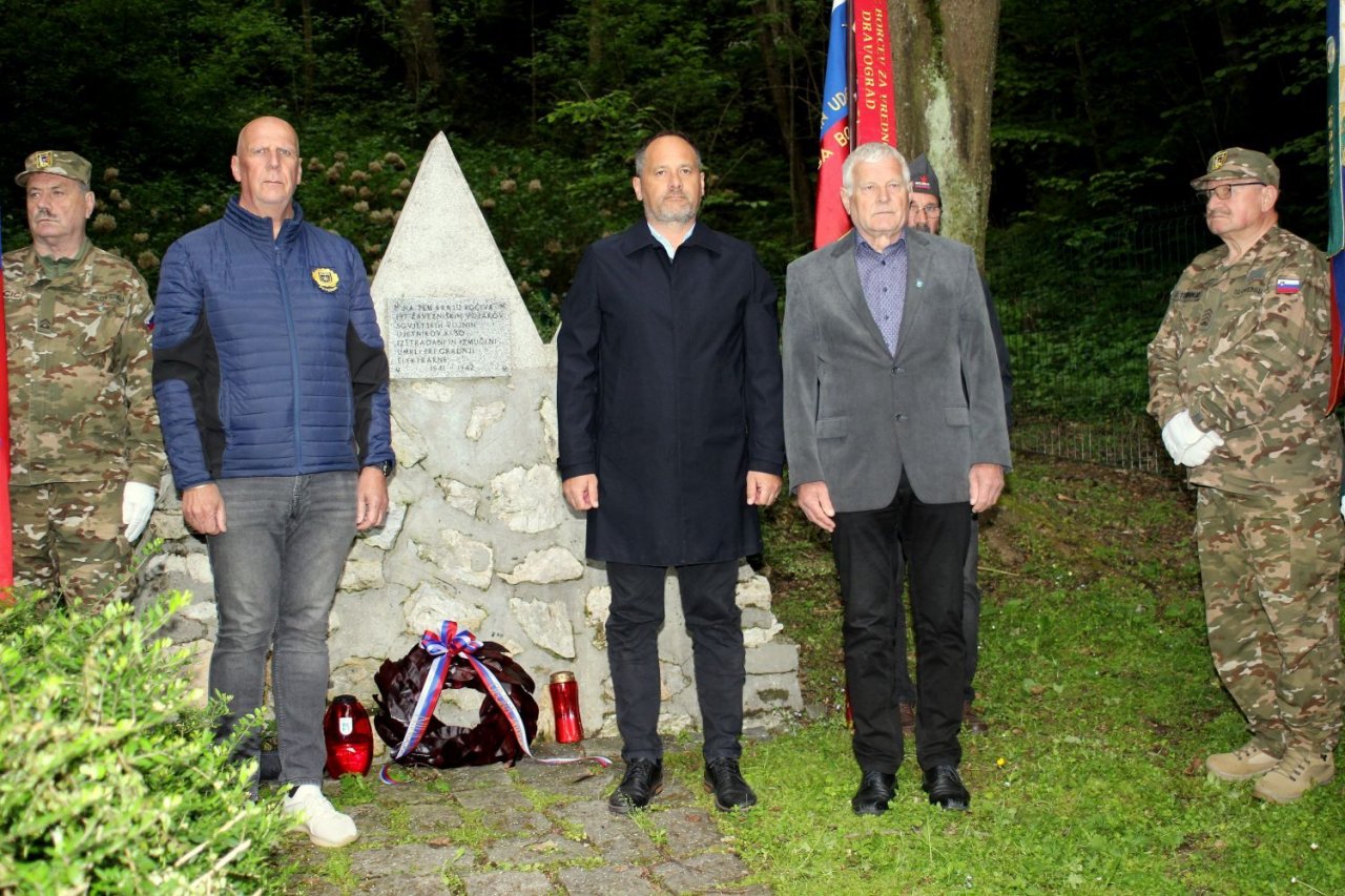 Na ruskem grobišču v Črnečah se je odvila spominska svečanost 