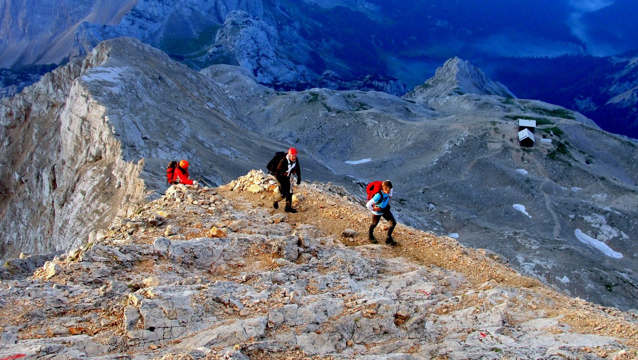 Njegova strast je planinarjenje, v gore se rad poda v družbi prijateljev.