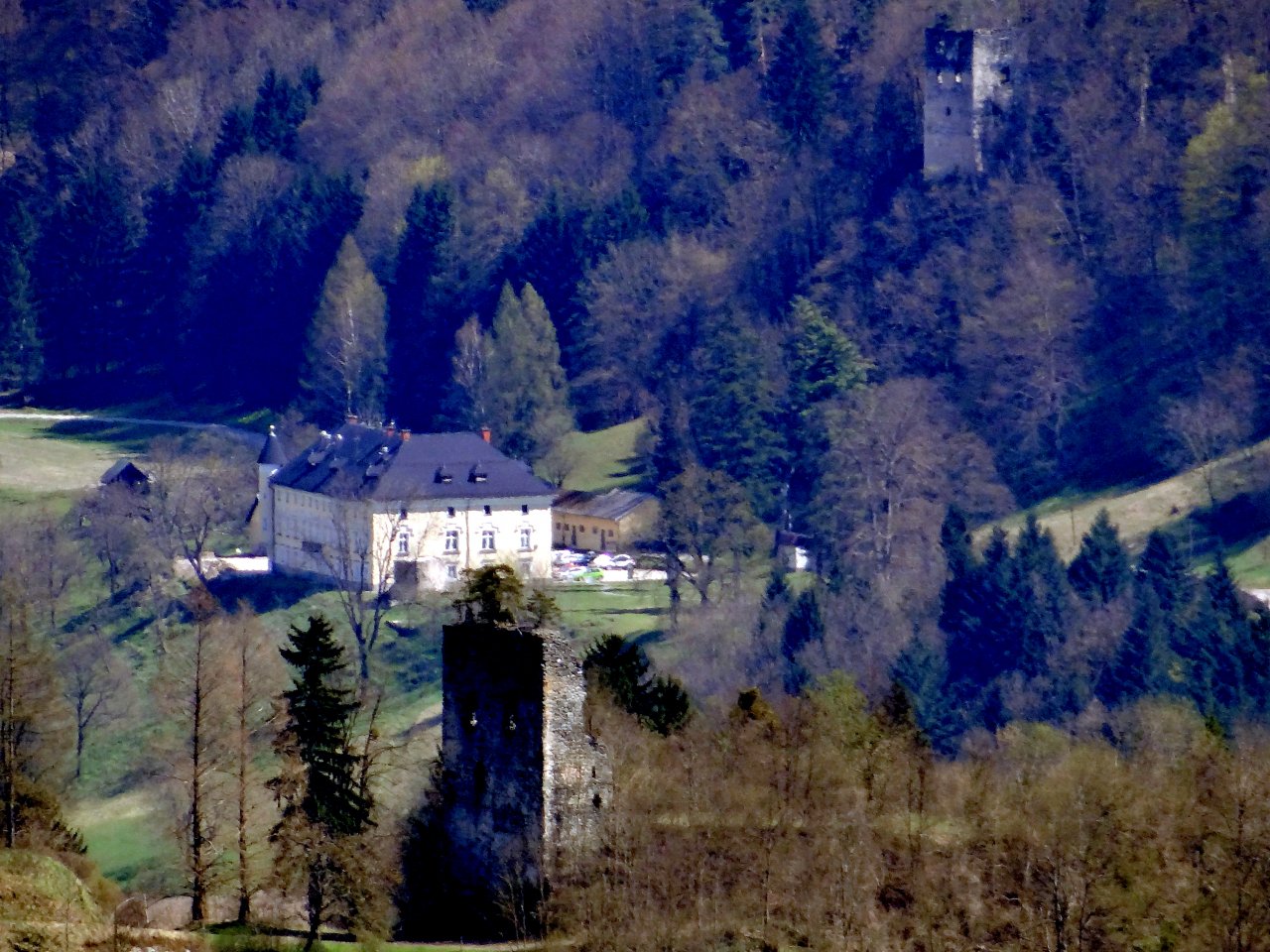 Omenjena fotografija treh gradov v ravni vrsti, fotografirana kar veliko kilometrov stran, blizu Libelič.
