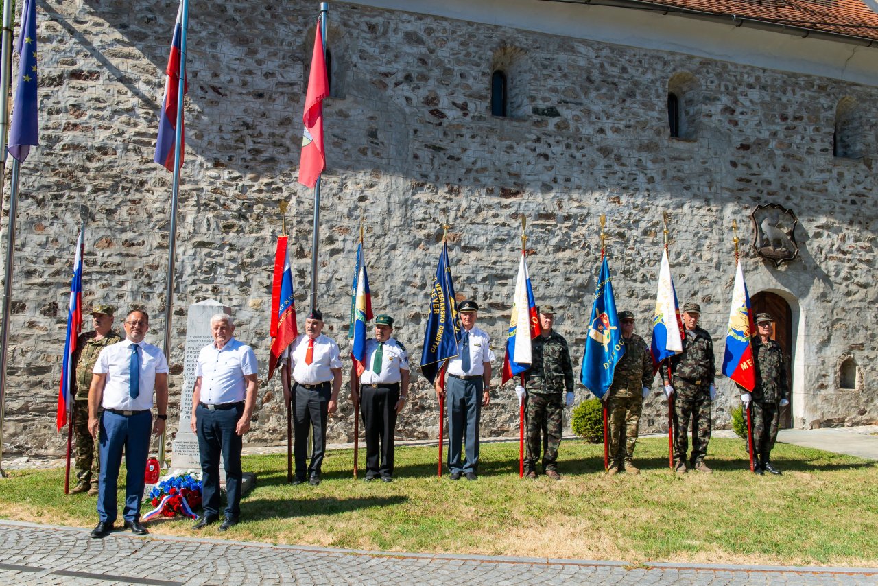 Polaganje cvetja k spomenikom ob Občinskem prazniku