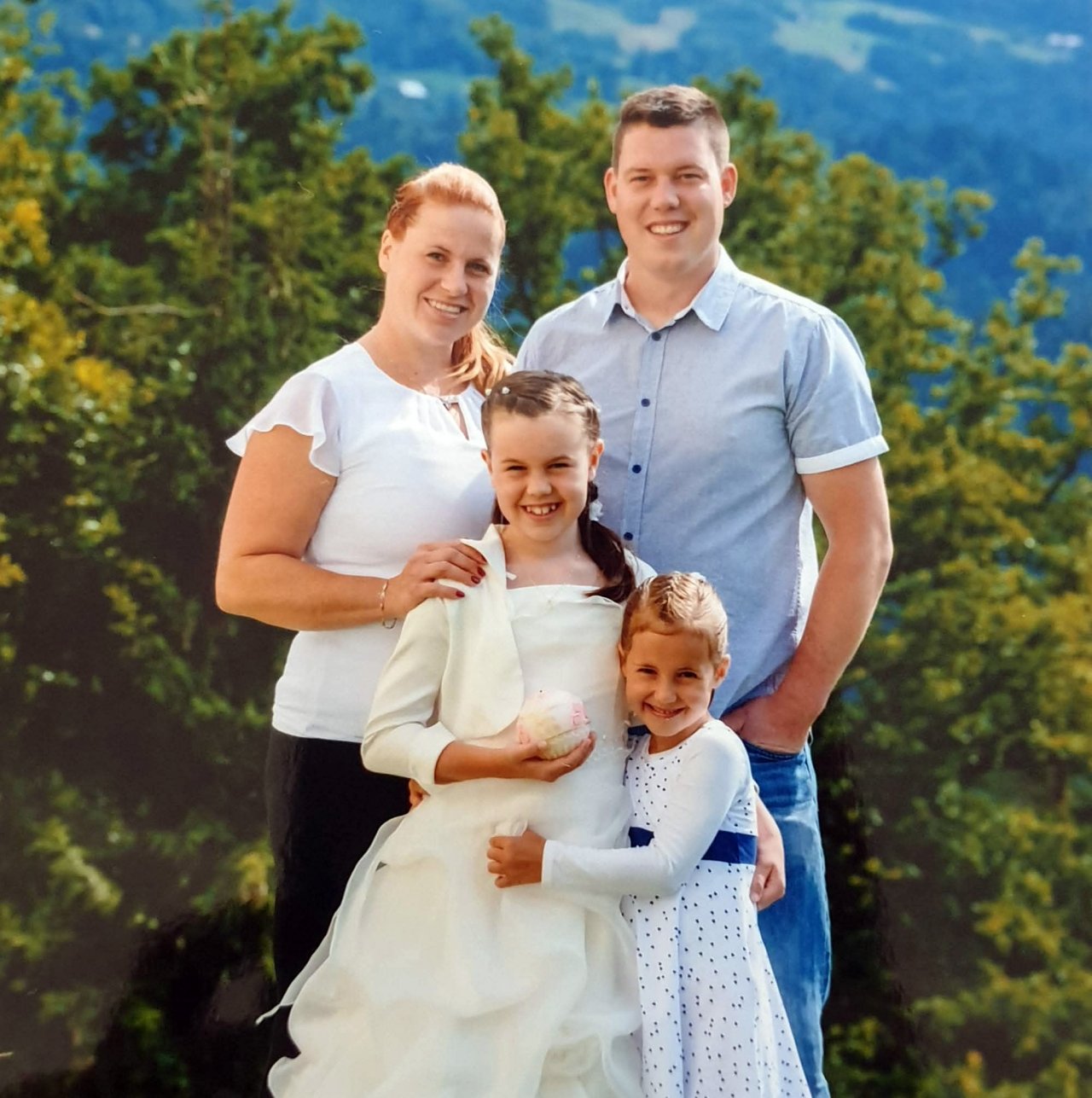 Mlada družina Kogelnik z Nejo in Gajo.