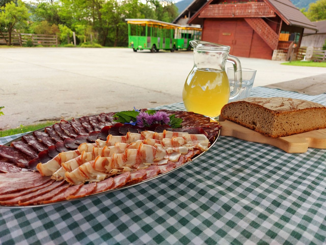 Domače dobrote so eden od zaščitnih znakov kmetije.