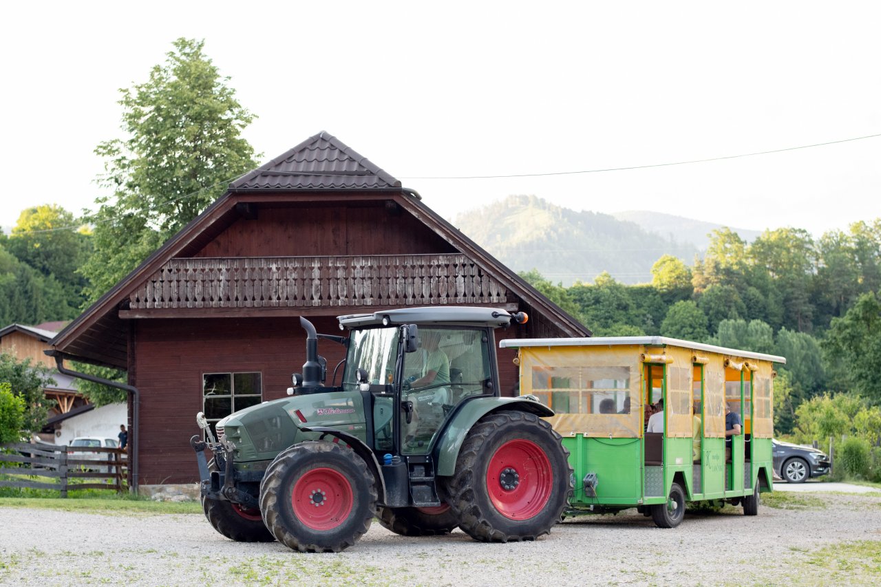 Sodobna kmetijska mehanizacija služi tudi turističnim namenom.