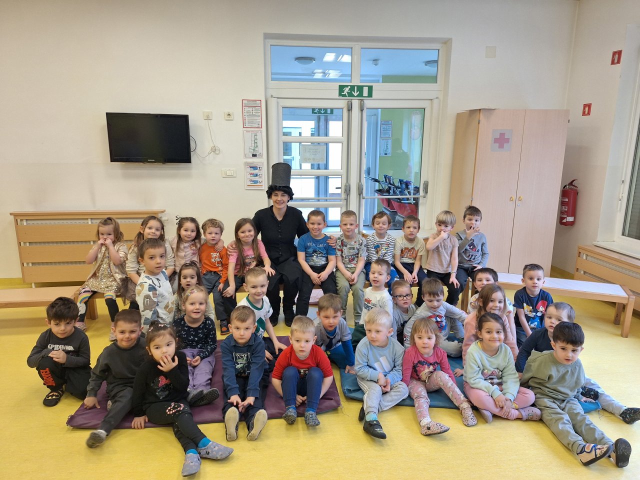 France Prešeren med otroci v vrtcu